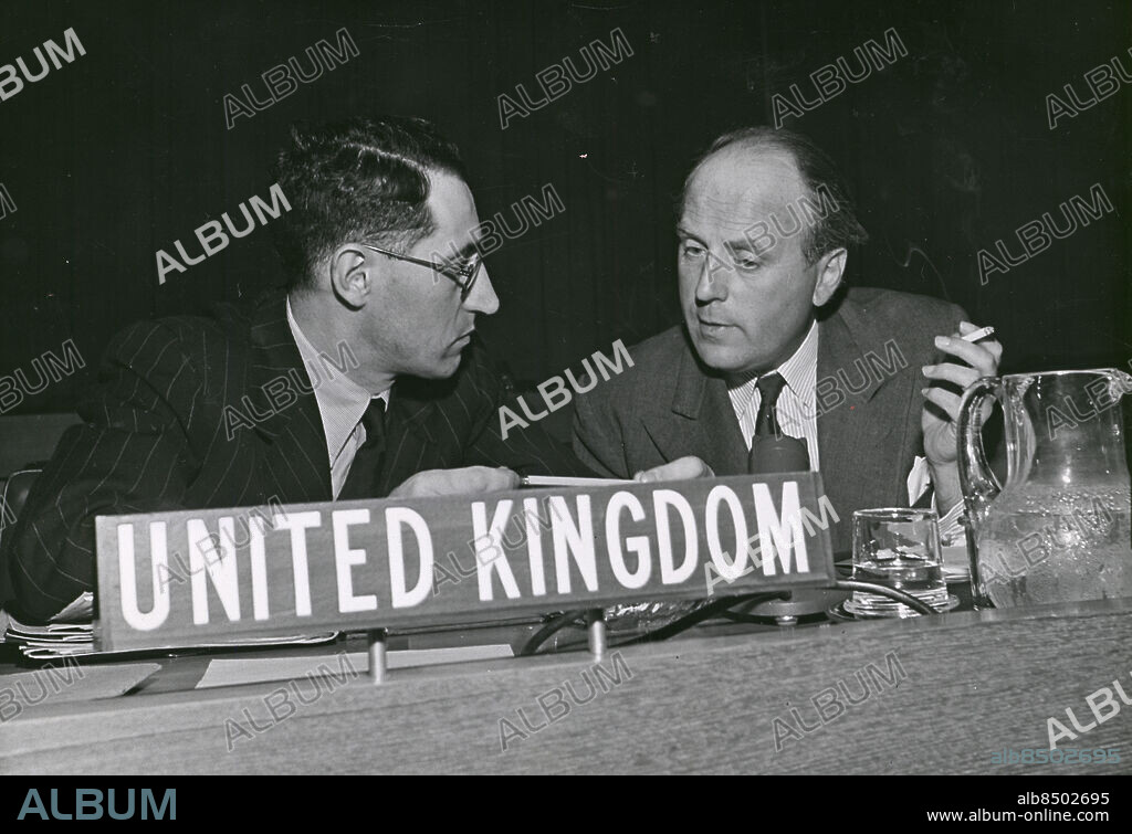 Sveriges FN delegat Göran von Otter (höger) samtalar med sin Brittiske kollega Mr. P. Harris vid ett möte 1952 i FN hökvarteret. Foto UNAITIONS/Pressens Bild SCANPIX kod 190.