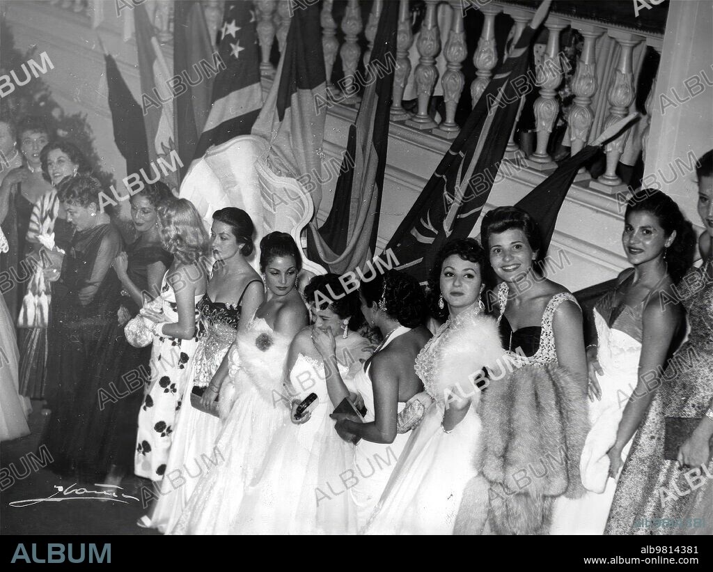 In memory of the Contest, the Stars. Above, Liz Taylor and Agata Lys in 1973. Above these Lines, the Spanish Beauties of 1954: Carmen Sevilla, Carmen Flores and Lola Flores, Marujita Díaz and Paquita Rico. Below, an unforgettable Bette Davis poses with Diego Galán, festival director.