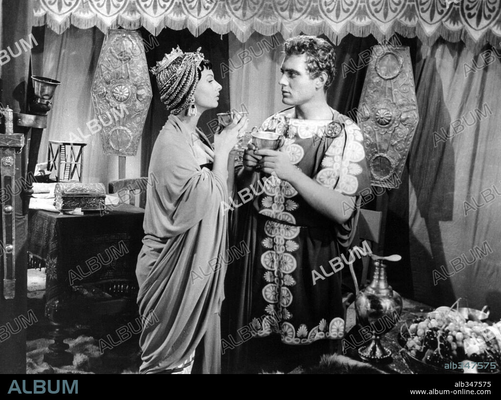 SOPHIA LOREN en LAS NOCHES DE CLEOPATRA, 1953 (DUE NOTTI DI CLEOPATRA). Copyright MINERVA.