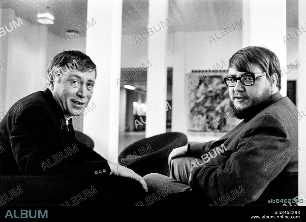 STOCKHOLM 1971-04-18.. BIT FÖR BIT. Frågesport i radio med Pekka Langer.. Sänt under säsongen 1971.. Här ses Pekka Langer (tv), författare, radioman och programledare, och Leif Fredin, som vunnit flera veckofinaler och blivit utsedd till stormästare.. Foto: Bo-Aje Mellin / RiR / SVT / Kod: 5600. Reportage publ. i RiR 18/71 sid. 8-9.. RiR 20129 sv/v neg. Mustascher Skägg Skepparkransar.