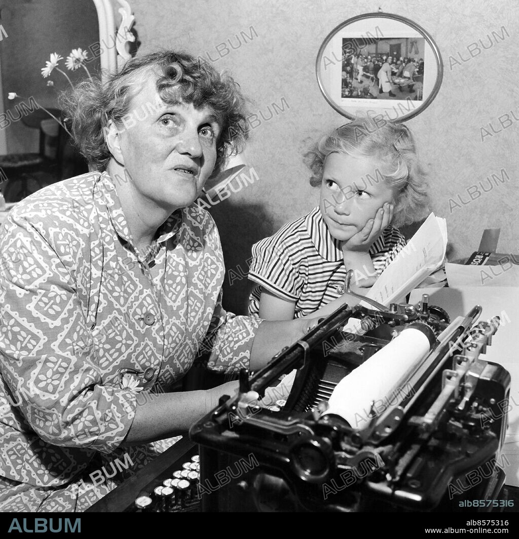 ARKIV 1951 . Författaren Moa Martinson med sitt barnbarn Harriet.. Foto: TT Historical / kod 1900.