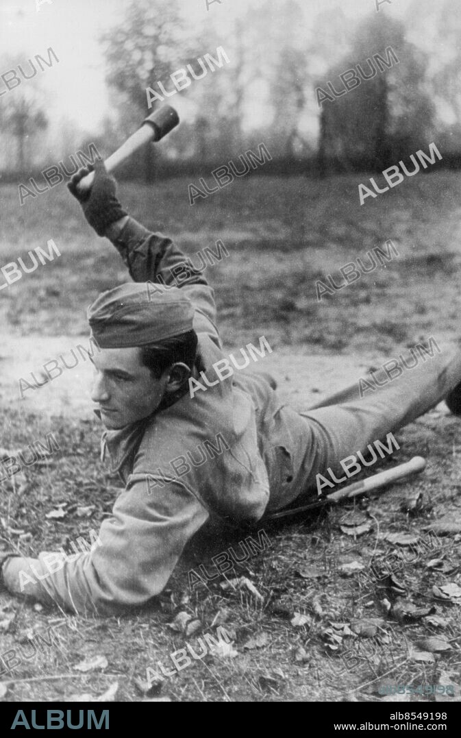 Orig. bildtext... DEUTSCHLANDS JUGEND TRITT AN. Vormilitärische Ausbildung der Hitler Jugend im Krieg. U.B.z. Ausschnitte der vormilitärischen Ausbildung der Hitler Jugend in einer märkischen Hj.-Führerschule. -Ausser Schiessen wir Handgranatenzielwerfen aus jeder Körperlage geübt. Anm. Se även BBG503 Bildserier Fotoreportage Hitler-Jugend, förk. HJ, de tyska nazisternas ungdomsorganisation, i verksamhet 1926-1945 Övningar Utbildning Frivillig befälsutbildning CD308 sites: TYSKLAND.