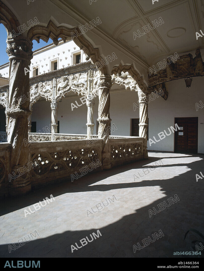ARTE GOTICO. ESPAÑA. JUAN GUAS (m. Toledo, 1496). Arquitecto y escultor español de origen bretón. S. XV. PATIO DE LOS LEONES DEL PALACIO DEL INFANTADO. Detalle de la doble galería gótica con órdenes dórico y corintio, y arcos mixtilíneos. Guadalajara. Castilla-La Mancha.