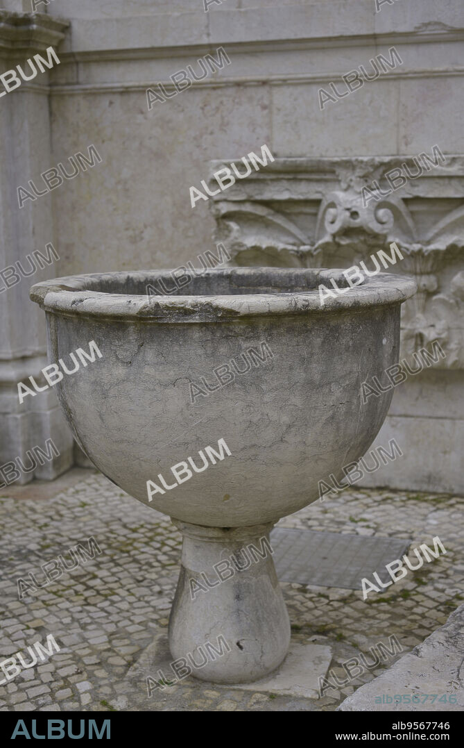 Pila bautismal, siglo XV. Procedencia desconocida. Museo Arqueológico do Carmo. Lisboa. Portugal.