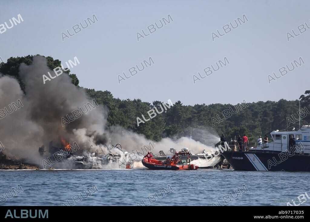El Grove (Galicia), 24/07/2018. Barco turístico Incendiado. Foto: Miguel Muñiz Archdc.