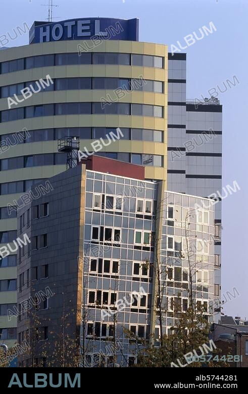 Berlin, Stresemannstraße, sozialer Wohnungsbau von Z. Hadid Filmsize: 6 × 9 cm.