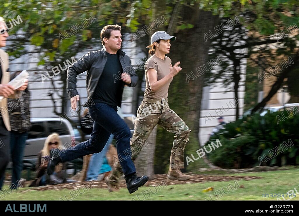 COBIE SMULDERS and TOM CRUISE in JACK REACHER: NEVER GO BACK, 2016, directed by EDWARD ZWICK. Copyright PARAMOUNT PICTURES/SKYDANCE PRODUCTIONS/TC PRODUCTIONS.