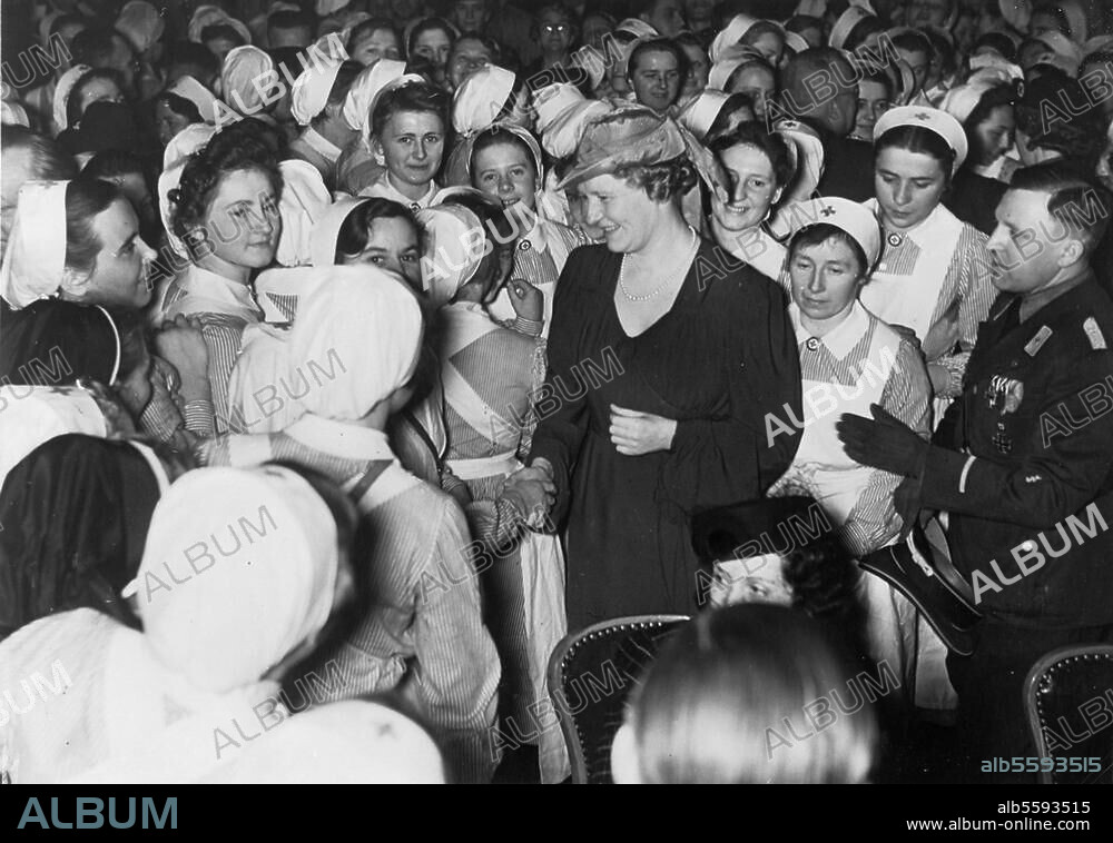 Göring, Emmy, geb. Sonnemann; Schauspielerin, ab 1935 zweite Gattin Hermann Görings; 1893-1973. Emmy Göring als Ehrengast bei der Vereidigung von 1000 Helferinnen des Deutschen Roten Kreuzes des Kreises Niederbarnim. Foto, 10. April 1940.
