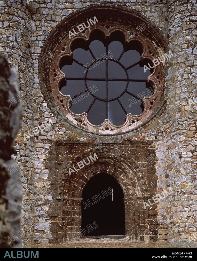 FACHADA PRINCIPAL DE LA IGLESIA DEL CASTILLO CONVENTO DE CALATRAVA LA NUEVA CONSTRUIDA EN EL SIGLO XIII - ROSETON DEL SIGLO XV.