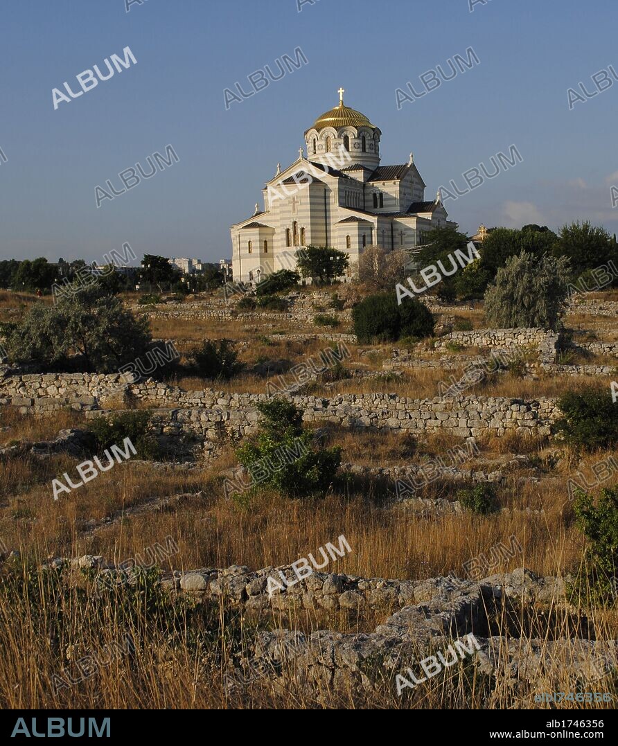 UCRANIA. Antigua colonia griega de QUERSONESO, fundada en el siglo VI a. C. Posteriormente fue ocupada por romanos y bizantinos. Ruinas. Al fondo, la Catedral de Vladimi, terminada en el 1892. Alrededores Sebastopol. Europa Oriental.