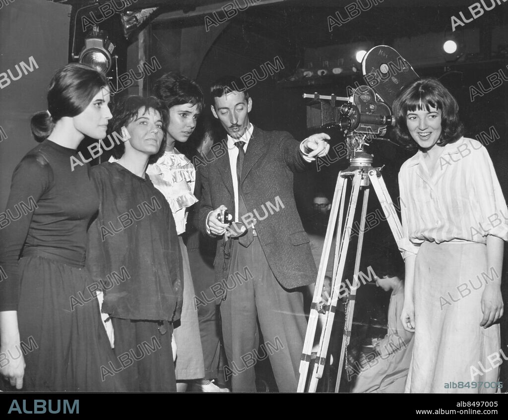 Atelierteatern har presskonferens den. 18 september 1962. TV-fotografen Bo Tak instruerar skådespelarna fr.v. Ann Lundgren, Adèle Frejrud, Maria Emanuelsson och Marita Örngren. Pjäsen är en någon slags Picasso-historia. *** Local Caption *** GT. KAMERAREPORTAGE.