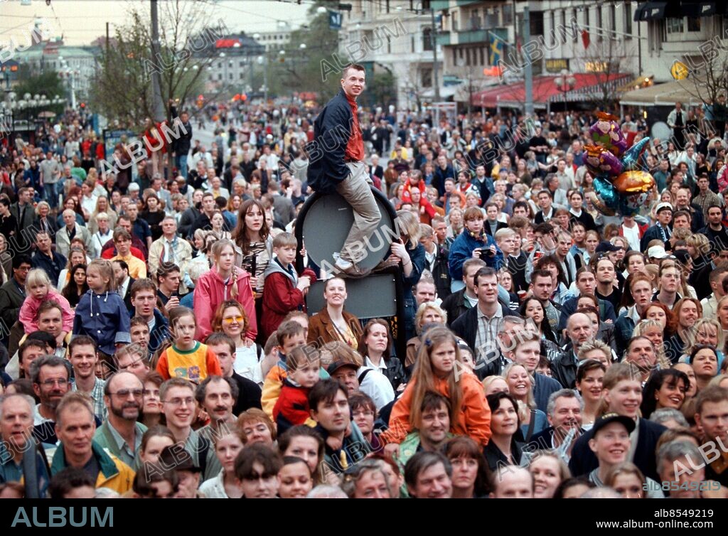 CHALMERS CORTEGEN KORTEGEN CHALMERSCORTEGEN CHALMERSKORTEGEN 1998 FOLKSAMLING FOLKVIMMEL MÄNNISKOR FESTIVAL VALBORG TRADITION PUBLIK ÅSKÅDARE MÄNNISKOR FOTO:NIKLAS MAUPOIX *** Local Caption *** . NIKLAS MAUPOIX.
