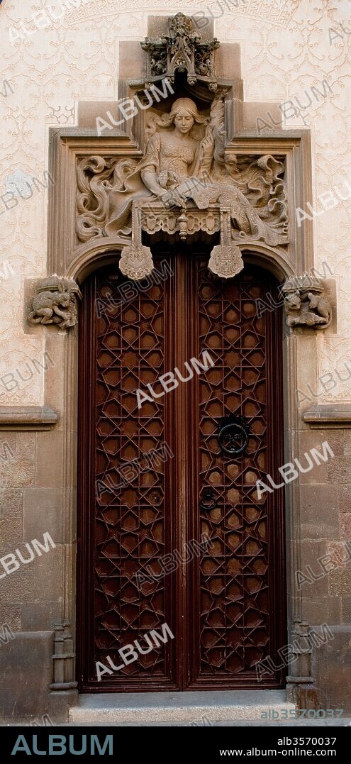 JOSEP PUIG I CADAFALCH y EUSEBIO ARNAU. Josep Puig i Cadafalch; Eusebi Arnau / Portal con dintel esculturado, representando "la filosa" (la hilandera), 1897-1898, Casa Joaquim Coll i Regàs, Mataró, Barcelona, Cataluña, España.