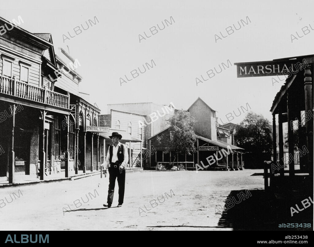GARY COOPER in HIGH NOON, 1952, directed by FRED ZINNEMANN. Copyright STANLEY KRAMER CO./UNITED ARTISTS.