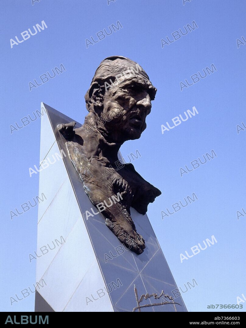 VICTOR OCHOA SIERRA (1954-). BUSTO DE DON JUAN DE BORBON - CONDE DE BARCELONA - SIGLO XX - FOTO AÑOS 70.