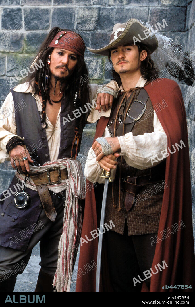 JOHNNY DEPP und ORLANDO BLOOM in PIRATES OF THE CARIBBEAN: THE CURSE OF THE BLACK PEARL, 2003, unter der Regie von GORE VERBINSKI. Copyright TOUCHSTONE PICTURES.