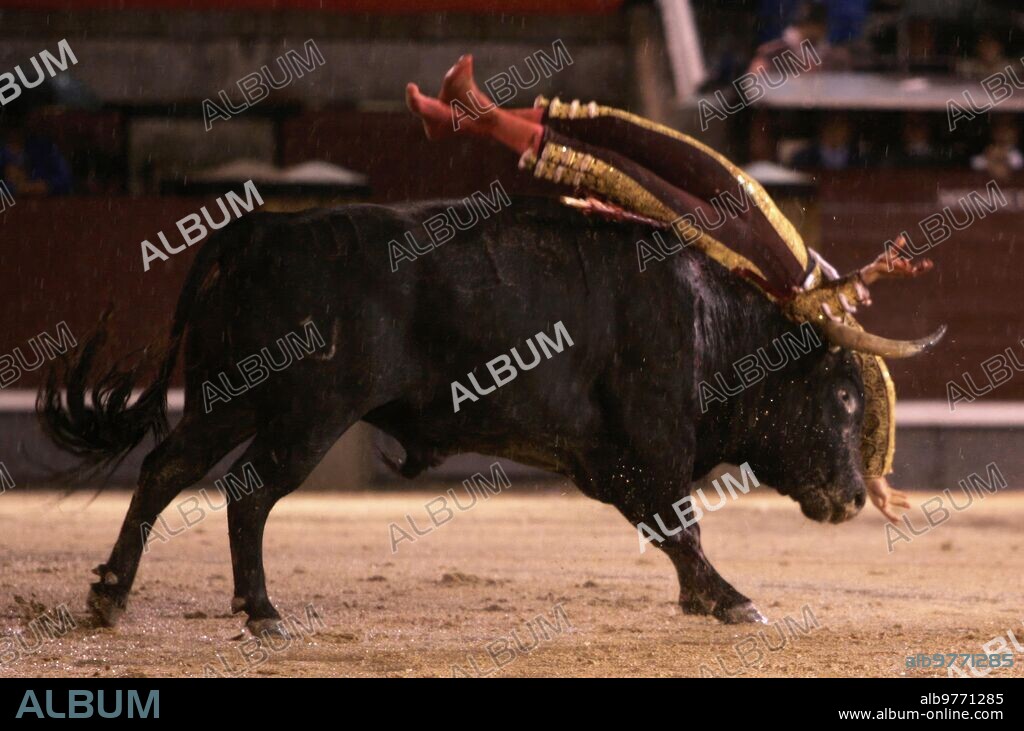 Madrid, 22 de mayo de 2007. Feria de San Isidro en la plaza de toros de Ventas. Juan Bautista, Sebastián Castella y Ambel Posada. Castella en su 2º. Foto: IGNACIO GIL.    ...archdc...
