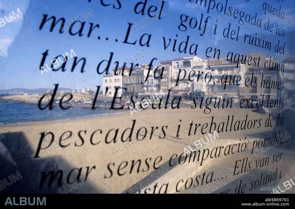 L´Escala, playa y detalle poema de Josep Pla (Alt Empordà / Costa Brava).