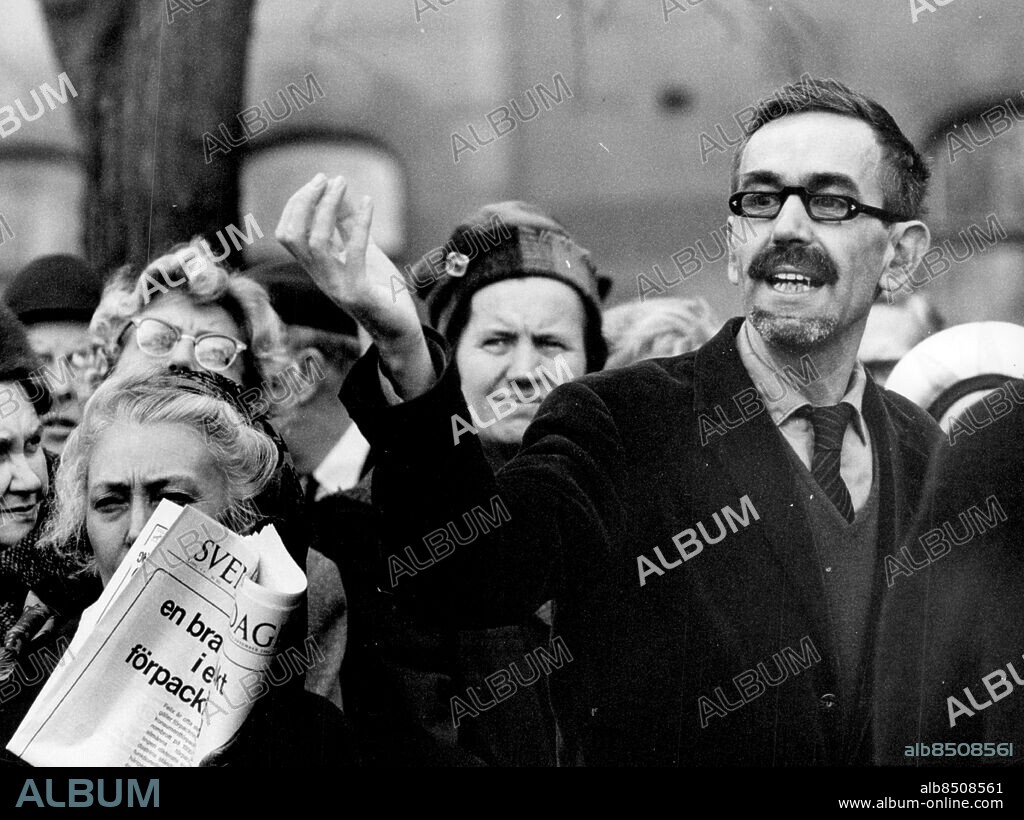 Stockholm 1966-11-06. Intendent Carlo Derkert talar konst på Strandvägen. Foto: John Kjellström / SvD / TT / kod 12014.