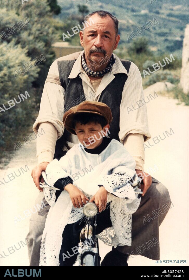 PHILIPPE NOIRET et SALVATORE CASCIO dans NUOVO CINEMA PARADISO, 1988, réalisé par GIUSEPPE TORNATORE. Copyright SOVEREIGN PICTURES.