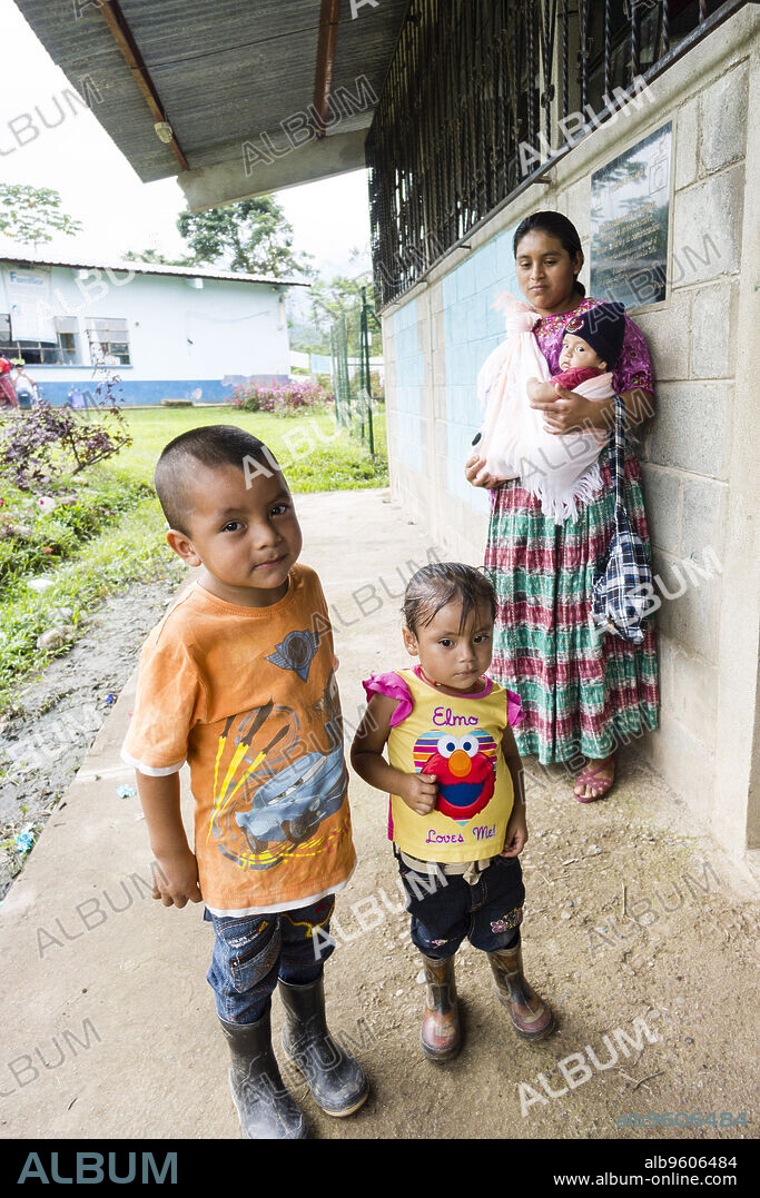 mujer Quiche con su niño, La Taña, zona Reina, Uspantán, Quiche, Guatemala, Central America.