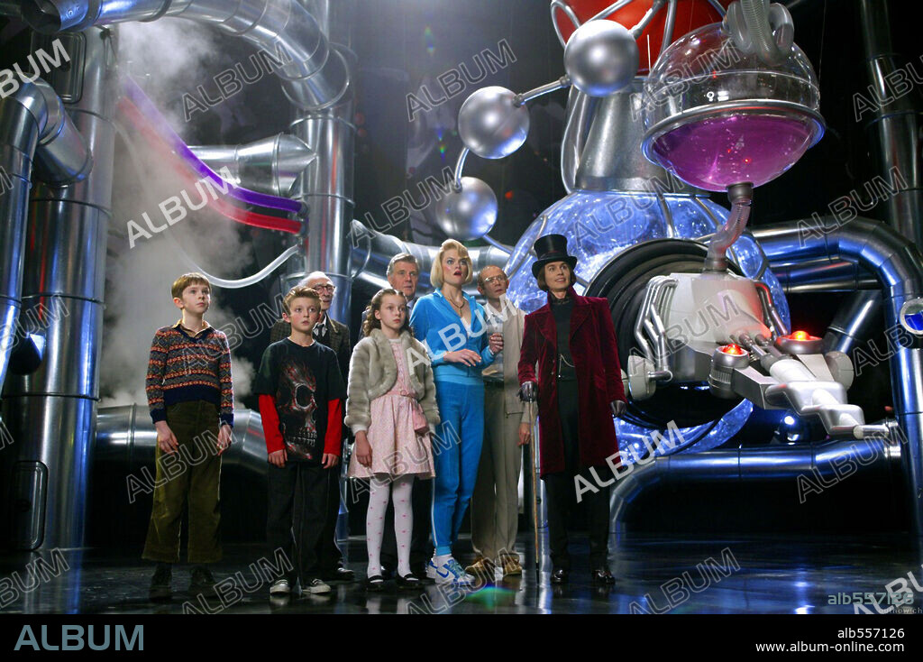 ADAM GODLEY, DAVID KELLY, FREDDIE HIGHMORE, JAMES FOX, JOHNNY DEPP, JORDAN FRY, JULIA WINTER y MISSI PYLE en CHARLIE Y LA FABRICA DE CHOCOLATE, 2005 (CHARLIE AND THE CHOCOLATE FACTORY), dirigida por TIM BURTON. Copyright WARNER BROS. / MOUNTAIN, PETER.