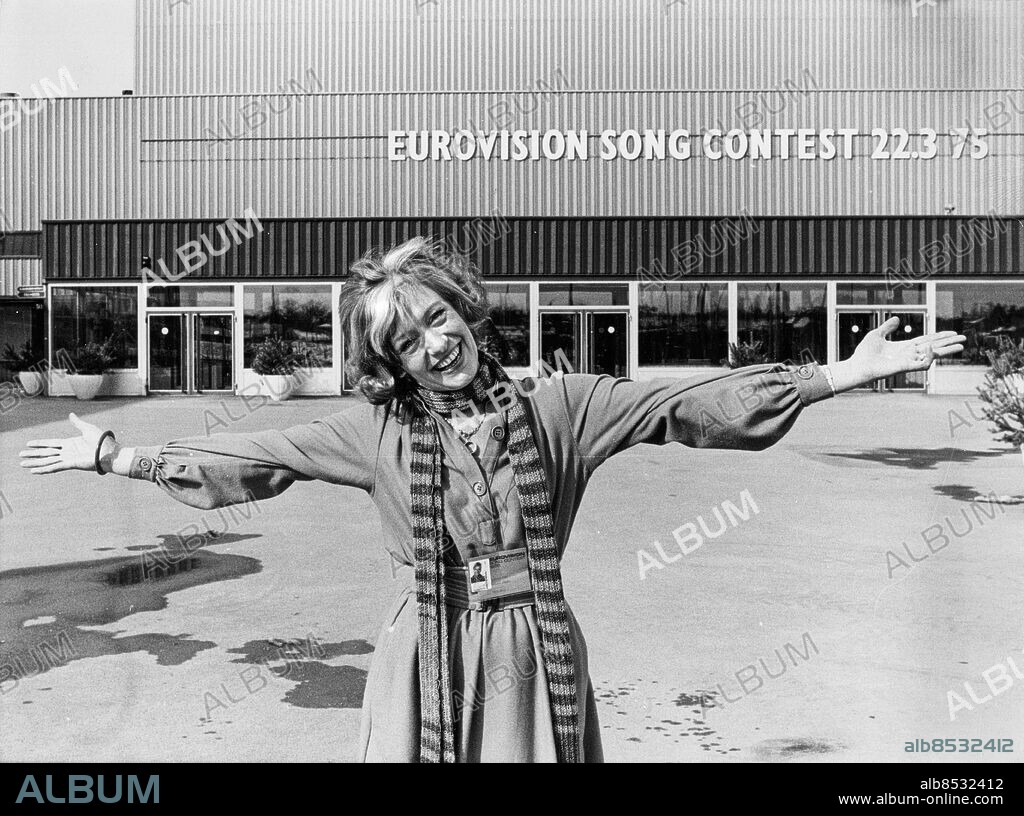 ARKIV 1975-03-10. Karin Falck presenteras som TV-värdinna för Eurovisionsschlagerfinalen utanför på S:t Eriksmässan i Stockholm 10:a mars 1977 där finalen ska avgöras 22:a mars 1977.. Foto: Olle Lindeborg / SCANPIX / Kod 190.