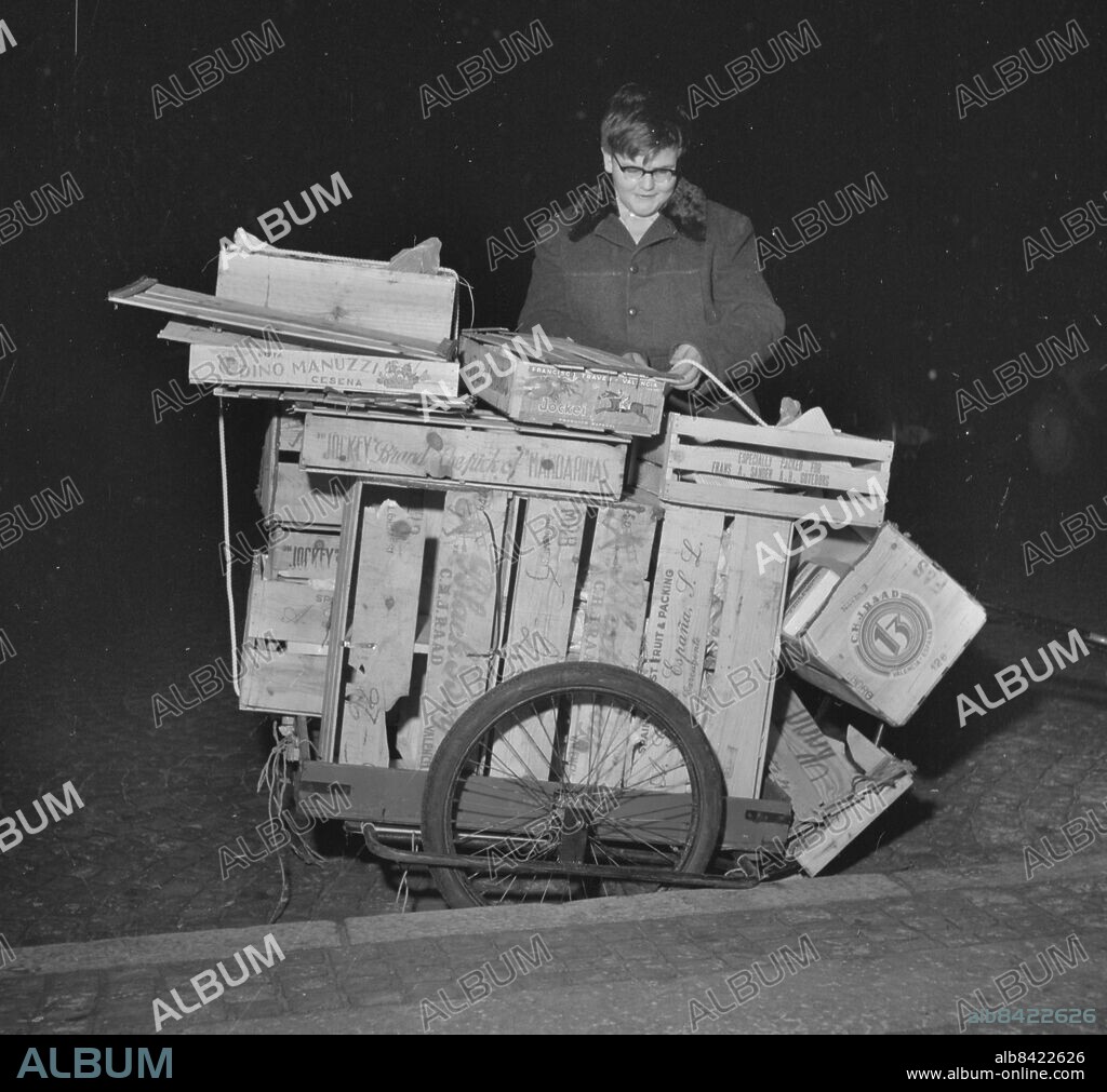 Strömstad - Bohuslän - december 1953 - Gränshandel - svenskar åker till Norge och handlar - och norrmän till Sverige i samma ärende -. *** Local Caption *** TC-H243. THURE CHRISTIANSSON.