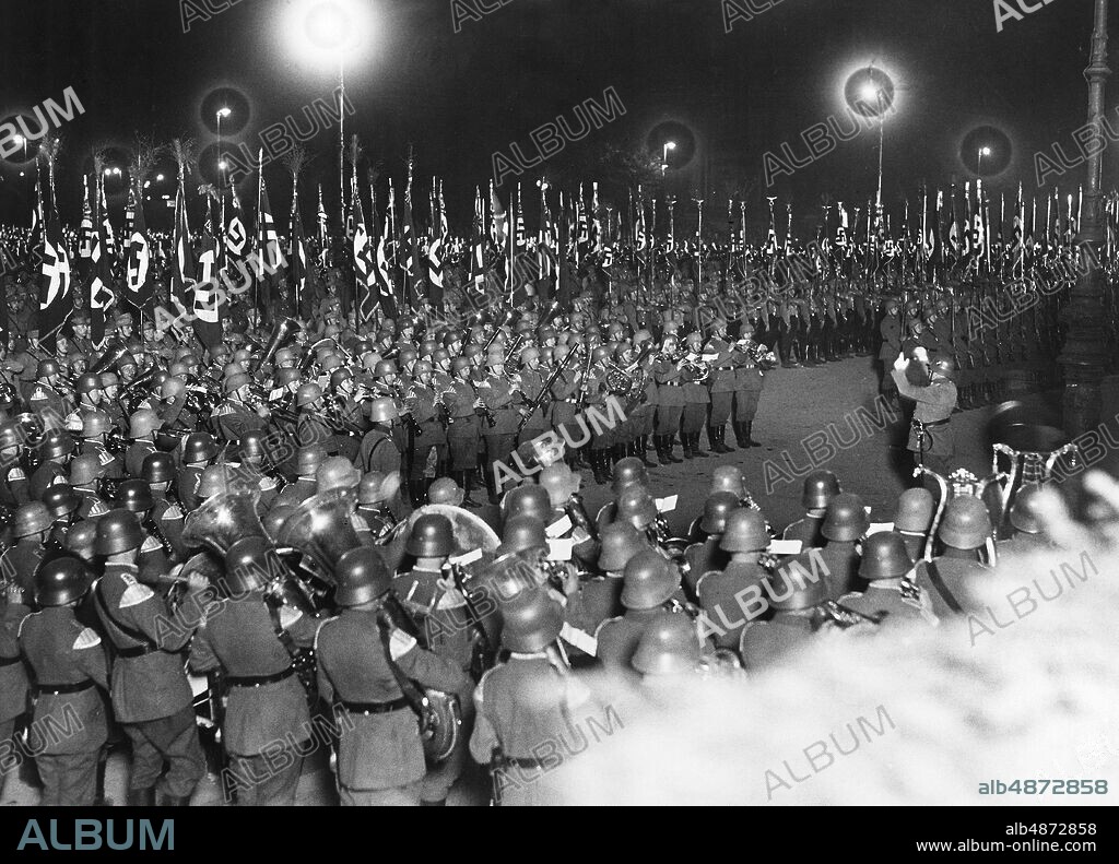 GERMANY BERLIN around 1930. Orig. caption ... THE DEFINITION SCHOOL OF MAY 1 IN BERLIN. As a dignified end to the big events of May 1, a mass announcement of the Wehrverbände took place at 12 o'clock in the night in Berlin's Lustgarten, in which the Reichswehr and Schutzpolizei, SA, SS and Stahlhelm took part. The speech was delivered by the Prussian Prime Minister Göring, who once again summed up the great experience of the day in words. U.B.z. an overview, in the foreground the Reichswehrskapellen, behind the flag company of the SA. Photo: Scherls Bilderdienst / AB Text & Bilder / SVT / Code: 5600 Folder: 1 May in Berlin 1933-39 Germany 2694 A2 Helmets sites: BERLIN; GERMANY PhotoDate: 193? - ?? - ??.