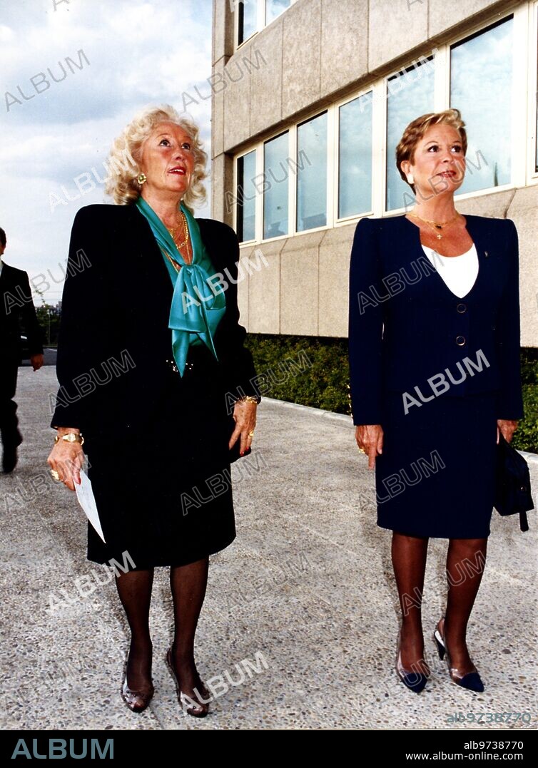 Madrid, 05/07/1991. Centennial of Blanco y Negro magazine. In the image, Lina Morgan with her sister.