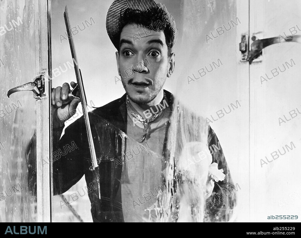 CANTINFLAS in DROP THE CURTAIN, 1955 (ABAJO EL TELÓN), directed by MIGUEL M. DELGADO. Copyright POSA FILMS, S.A.