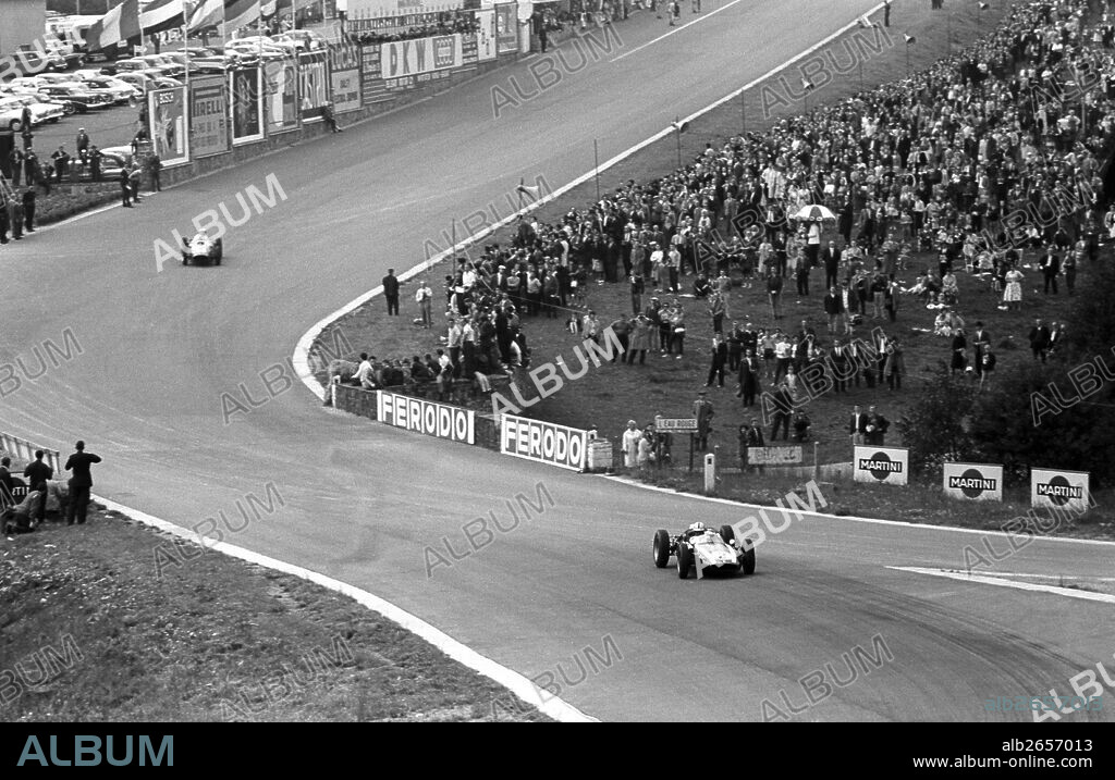 Cars racing down Eau Rouge bridge at the bottom of the valley after the pits. Belgian Grand Prix, Spa-Francorchamps, Belgium 19 June 1960.
