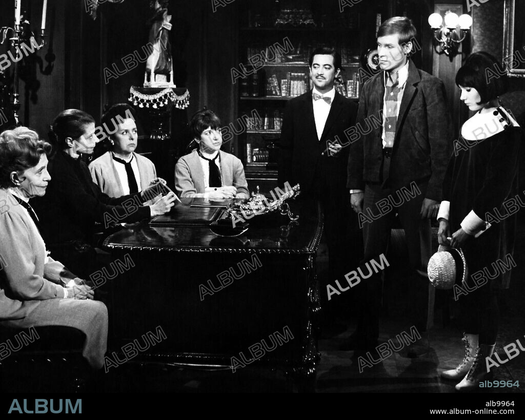JOSE LUIS COLL y LOLA GAOS en LOS CHICOS CON LAS CHICAS, 1967, dirigida por JAVIER AGUIRRE. Copyright ESTUDIOS MORO.