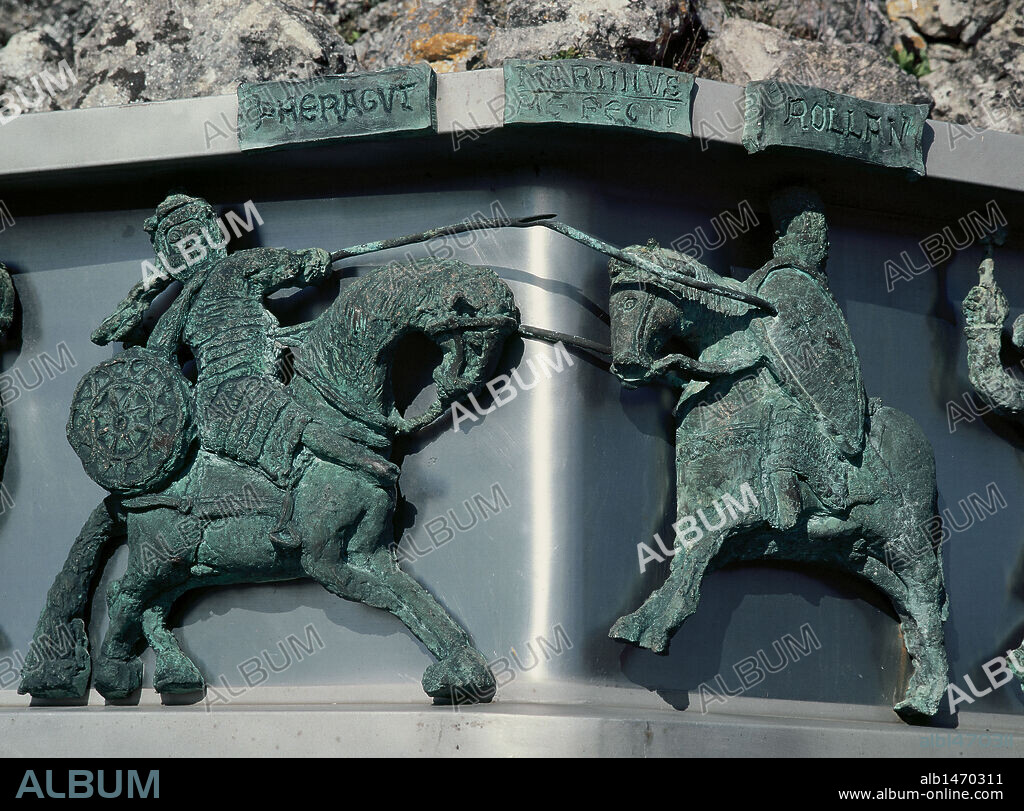 BATALLA DE RONCESVALLES (778). Derrota sufrida por la retaguardia del ejército de Carlomagno cuando abandonaba la Península Ibérica tras una breve incursión. Detalle de la LUCHA ENTRE ROLDAN Y FERRAGUT en el MONUMENTO conmemorativo de la Batalla de Roncesvalles. Reproduce la leyenda tallada en el capitel del palacio real de Estella RONCESVALLES. Navarra.