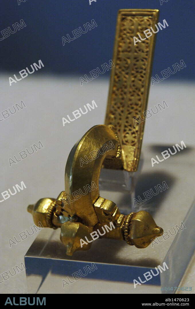 ARTE MEDIEVAL. ITALIA. FIBULA AUREA DE BALLESTA. Siglo V. Palatino. Museo del Alto Medioevo. Distrito EUR. Roma.