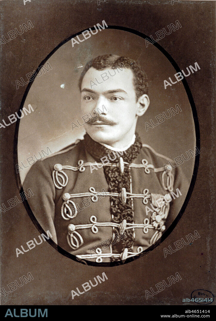 Portrait photo de Leon MARAIS (1853-1891) par LIEBERT en costume de scene de Vladimir dans 'Les Danicheff'. Leon MARAIS a incarne 'Michel Strogoff' (publie en 1876) au Theatre du Chatelet a Paris en 1880. Credit: Collection Grob/KHARBINE-TAPABOR.