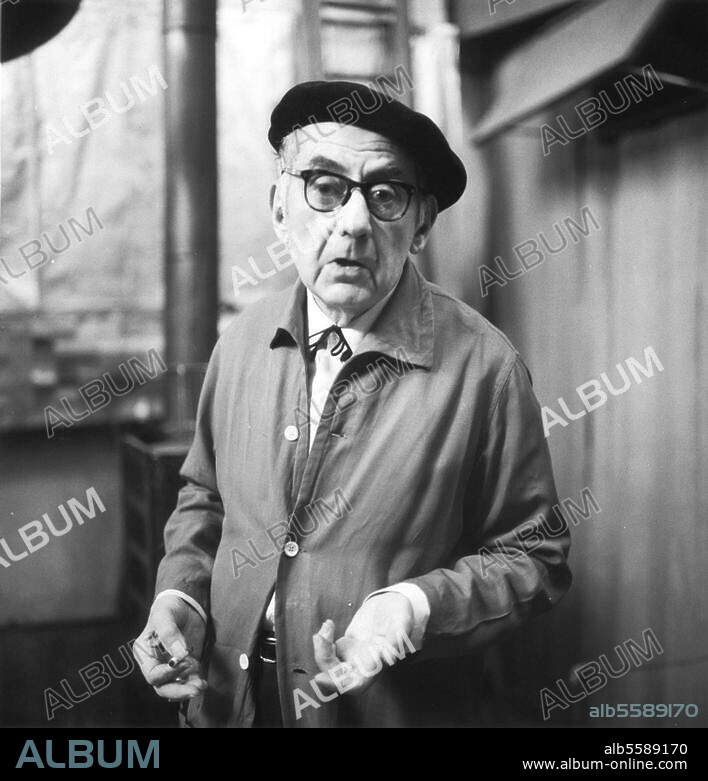 Ray, Man; US-amerik. Objektkünstler, Fotograf und Maler; Philadelphia 27.8. 1890 - Paris 18.11.1976. Man Ray in seinem Atelier in Paris. Foto, 1960.
