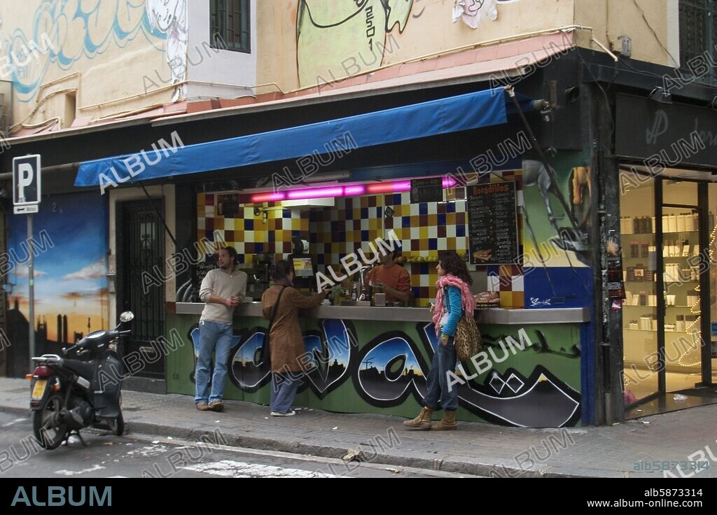 Barrio / del Raval (el + importante barrio de inmigrantes de la ciudad); bar en calle Hospital.