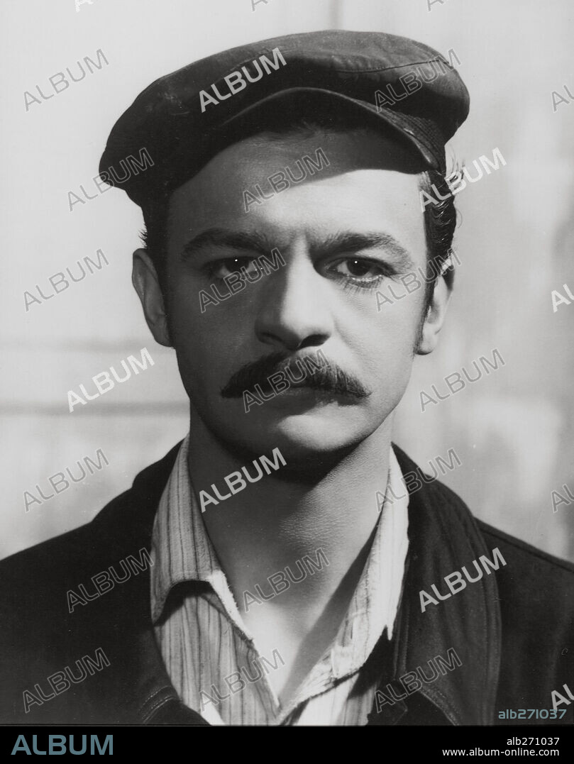 SERGE REGGIANI en PARÍS, BAJOS FONDOS, 1952 (CASQUE D'OR), dirigida por JACQUES BECKER. Copyright SPEVA FILMS/PARIS FILM.