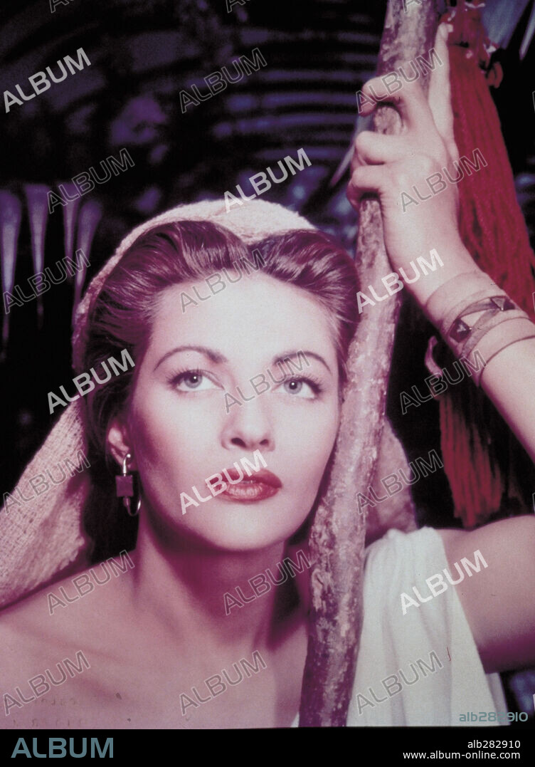 YVONNE DE CARLO en LOS DIEZ MANDAMIENTOS, 1956 (THE TEN COMMANDMENTS), dirigida por CECIL B DEMILLE. Copyright PARAMOUNT PICTURES.