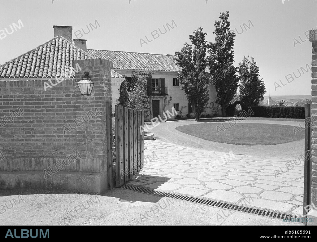 CHALET EN EL BARRIO RESIDENCIAL DE PUERTA DE HIERRO - FOTOGRAFIA EN BLANCO Y NEGRO - AÑOS 50.