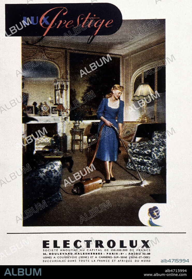 Une femme passe l'aspirateur dans son salon. Publicite pour les aspirateurs Lux Prestige d'ELECTROLUX publiee dans Arts Menagers en 1951. Credit : Collection KHARBINE-TAPABOR.