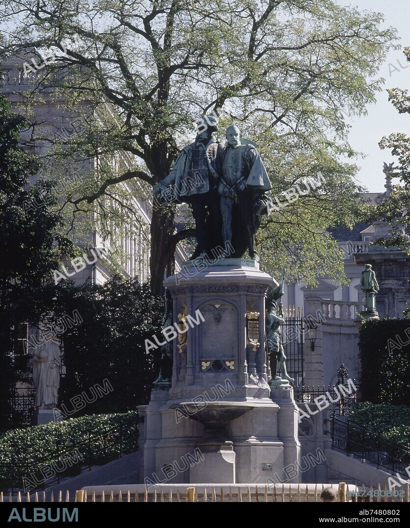 MONUMENTO A LOS CONDES EGMONT Y HORN DECAPITADOS POR SU OPOSICION A LA ENTRADA DEL GOBIERNO ESPAÑOL Y DE LA INQUISICION EN LOS PAISES BAJOS.