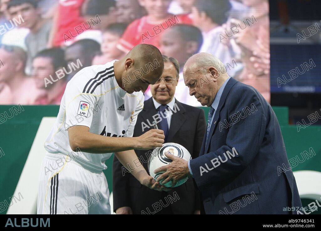 Madrid, 08/07/2009. Presentación de Benzema. Foto: Ignacio Gil. Archdc.