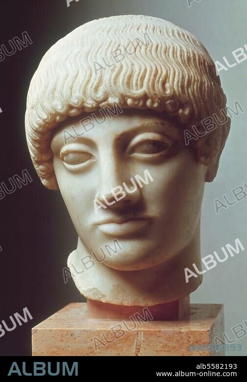 Griechisch, attisch (?), strenger Stil, gegen 480 v. Chr. Kopf einer Knabenstatue, sog. Blonder Kopf. Marmor, Haar ursprünglich gelb bemalt, Höhe 24,5 cm. Gefunden 1887 auf der Akropolis von Athen. Inv. Nr. 689. Athen, Akropolismuseum.