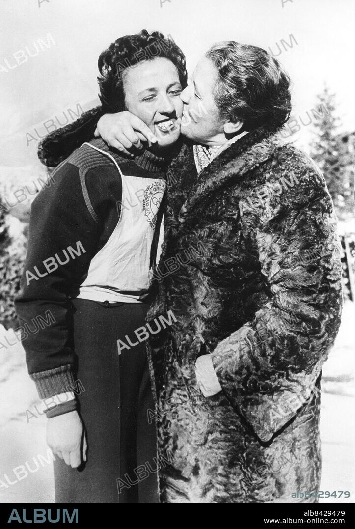ITALIEN CORTINA 1956-01-29.. Ossi Reichert (tv), tysk guldmedaljör i damernas storslalom vid de olympiska vinterspelen 1956, får en puss av sin moder efter att ha vunnit tävlingen på tiden 1 min. 56,05 sek. Tvåa kom Josefine Frandl (Österrike).. Foto: Sport & General / AB Text & Bilder / SVT / Kod: 5600. Mapp: Vinter-OS 1956 i Cortina: Slalom o. störtlopp. I:290G. Vinnare Segrare Handen i fickan Pussar Västtyskland.