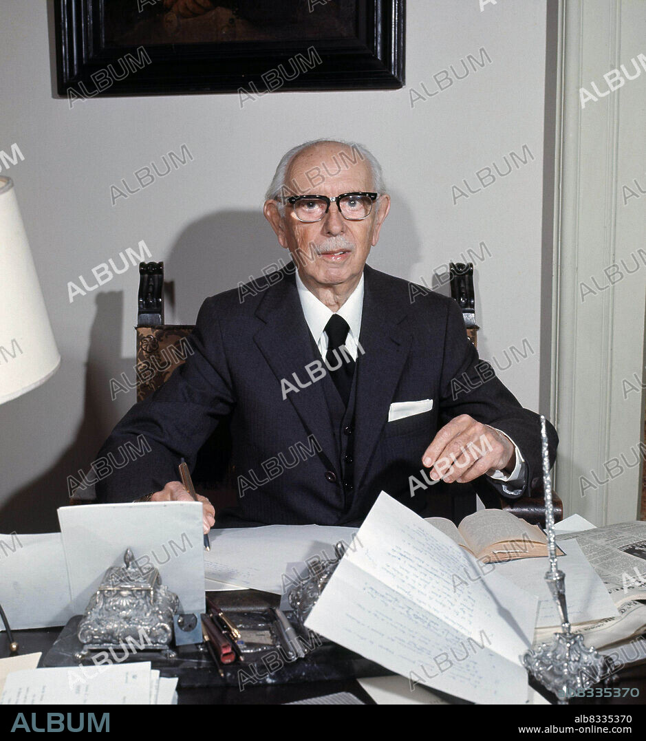 PEMAN , JOSE MARIA. ESCRITOR ESPAÑOL . CADIZ 1898 - 1981. FOTO EN SU CASA DE MADRID , AÑO 1980.