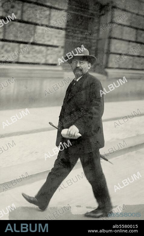 Bernstein, Eduard. German theoretician and politician (from 1872 Social Democrat); Berlin 6.1.1850 - ibid. 18.12.1932. Bernstein on his way to the Reichstag. Photo, c. 1910.