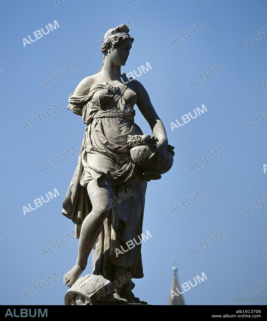 ARTE BARROCO. ITALIA. Vista general de una de las cuatro estatuas originales, que decoran la entrada del PONTE SANTA TRINITA. Representa una de las cuatro estaciones: "LA PRIMAVERA", realizada por Pietro Francavilla (1553-1661). Florencia. La Toscana.