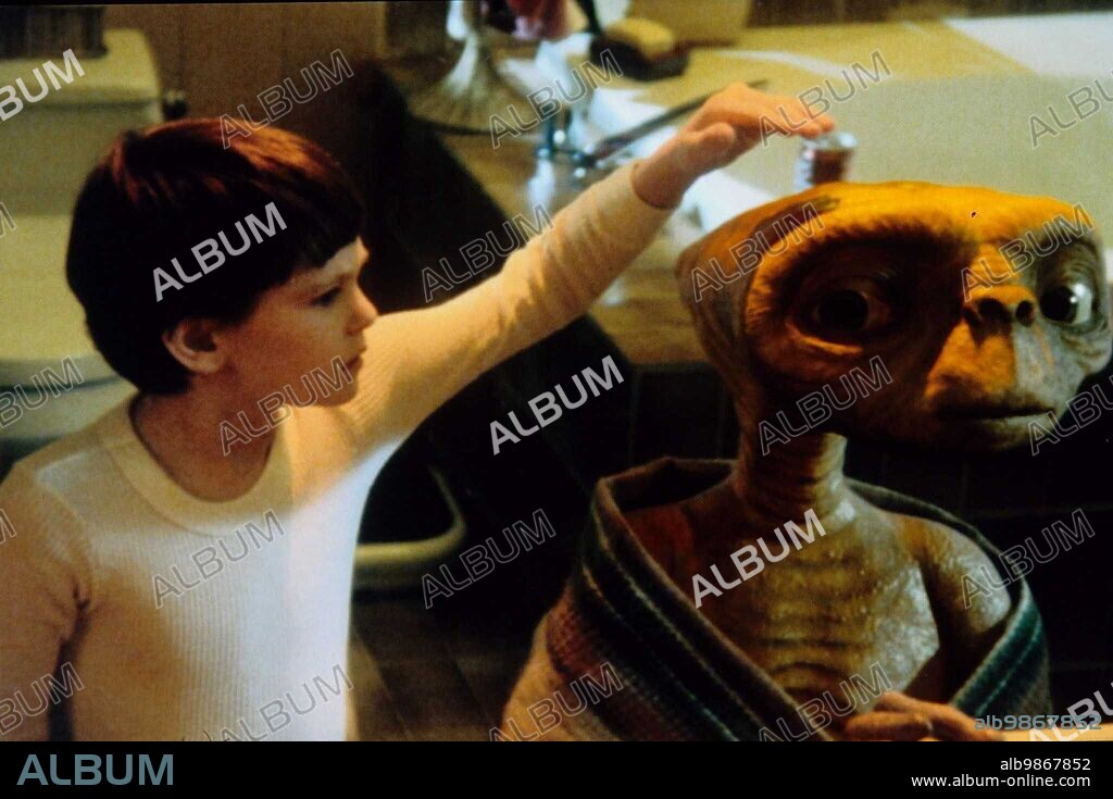 HENRY THOMAS in E. T. THE EXTRA-TERRESTRIAL, 1982, directed by STEVEN SPIELBERG. Copyright UNIVERSAL PICTURES.